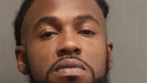 ‘1급 살인 미수’ 美 지명수배자, 알고 보니 경찰서장 아들