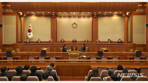 헌재 “QR코드·바코드 사전투표용지 발급, 선거권 침해 아냐”