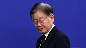 비명계 이원욱 “이재명, 마을이장 사퇴해야…개딸은 옛 태극기부대”