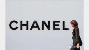 샤넬, 국내서 ‘슬그머니’ 슈즈 가격 인상…가방도 ‘들썩’
