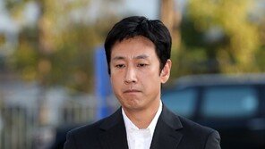 4번 고개 숙인 이선균…“가족에 미안, 성실하게 조사 임하겠다”