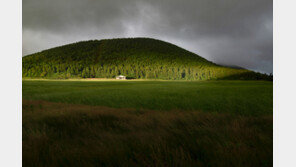 물에 떠있는 듯, 하늘을 나는 듯… 섬마을 수영장의 낭만