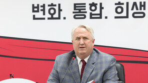 인요한 혁신위, 첫 공식일정 ‘광주 5·18 민주묘지’ 방문