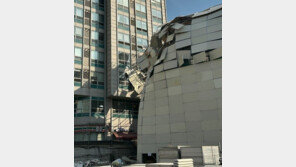 “우르르 쾅” 종로경찰서 신축 공사장 가림막 붕괴…카페 덮쳐