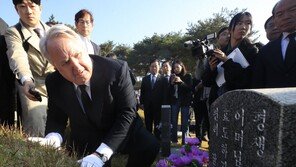 5·18묘역 찾은 인요한 “용서는 하되 잊지 말자” 