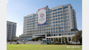 용산 대통령실 앞에서 흉기난동…제압 경찰관 2명 부상