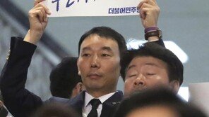 尹대통령, 손 내밀자… 민주당 일부 ‘노룩 악수’