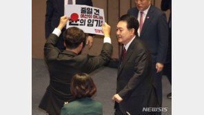 여당, 야 피켓 시위에 “신사협정 잉크도 마르기 전에 휴지조각 만들어”