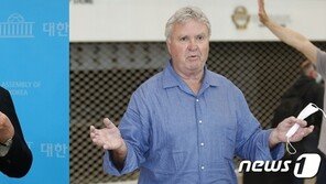 與 “인요한은 히딩크…차범근도 못한 혁신, 히딩크가 한 것처럼 해낼 것”