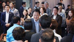 尹 “서민 위한 예산에 탄핵 얘기, 하려면 하라”…카페서 국민 60명과 소통