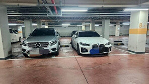 임대아파트 주차장에 2칸 주차한 벤츠·BMW…“선 넘었다” 누리꾼 공분