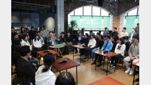 시민들 만난 尹 대통령…“국민 먼저 위하는 것이 국가의 본질”