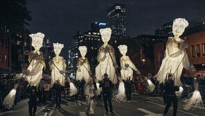 뉴욕 핼러윈 퍼레이드에 마녀유령 모양 등 