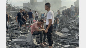 이스라엘, 가자 난민촌 공습… 서울선 인질 위한 콘서트 