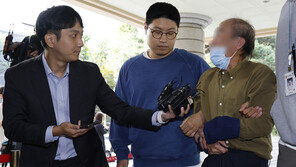 대통령실 앞 흉기 난동 70대 영장심사…“연금 불만 하소연”