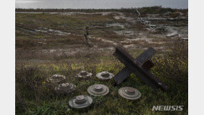 “우크라 국토 3분의 1 지뢰 범벅”…민간인 800여명 사상