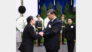 故 리커창 영결식 엄수…시진핑 등 지도부 참석·후진타오는 조화 보내