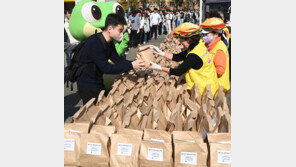 “청년들 힘내세요”… 찾아가는 사랑의 밥차 