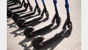 도로에서 전동 킥보드 타다 넘어진 남성…트럭에 치여 사망