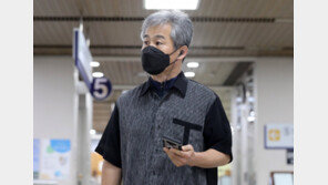 文에 신발 던진 60대, 공무집행방해 ‘무죄’ 확정