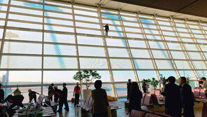 “입국 거부 억울”…인천공항 유리벽 타고 오른 외국인