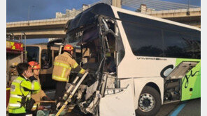 경부고속도로 버스 5중 추돌 사고…버스기사 등 3명 중상