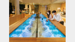 55인치 투명 OLED 12대 이어붙여 파도 영상 구현한 ‘스타벅스 테이블’ 