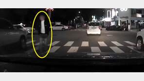 차도 걷다 다가와 택시에 ‘쿵’…“명품 신발 물어내라”