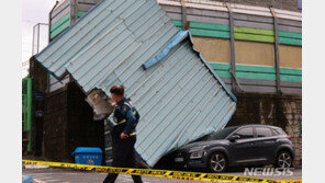 강풍에 날아간 지붕…답십리 굴다리 앞 주차된 차 덮쳐