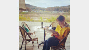 ‘이혼’ 안현모, 카페 독서 포착…평화로운 가을 일상