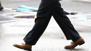 ‘경찰 출석’ 지드래곤, 미소짓고 스트레칭 ‘여유만만’