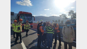 고속도로 달리던 전세버스, 차선 바꾼 트레일러 추돌…26명 경상