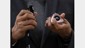 “도와주세요!” 경찰에 자동 신고… 서울시, 휴대용 SOS 비상벨 ‘지키미’ 보급