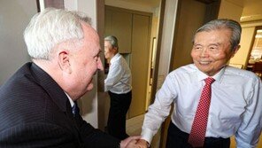 김종인, 인요한에 “처방은 참 잘했는데, 환자들이 약을 먹어야”