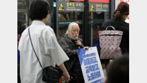 혜화역에 ‘장애인 예산 편성’ 스티커 붙인 전장연 대표…경찰, 불송치
