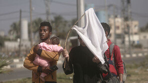 이스라엘군 대피령에 백기 들고 대피하는 가자지구 주민들