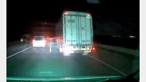 뇌출혈 환자 이송 구급차 가로막은 트럭…가운데 차선 물고 가 ‘공분’