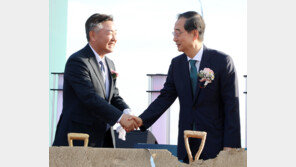 새만금 찾은 한덕수 총리 “정부 전폭적 지원, 시기 놓치지 않게“