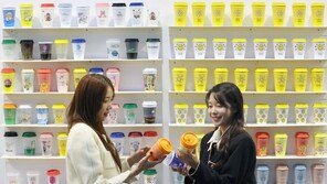 알록달록한 색상의 다회용 컵 