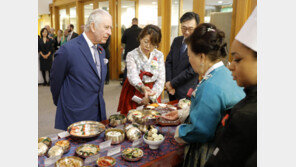 김치 선물 받은 英 찰스3세…“내 머리가 터지려나” 농담