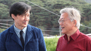 평산책방서 文 만난 조국 “성원에 힘입어 열심히 살아가겠다”