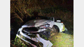 ‘갓길 아래 추락’ 처참한 마세라티…늦은 밤 빗길 무슨 일?