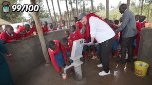 세계 1위 유튜버, 아프리카에 우물 100개 선물 선행 화제