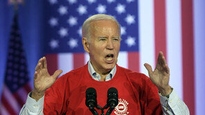 바이든 美대통령, 연설 도중 청중 넘어지자 “난 아니다”