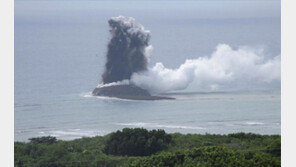 “넓어진 日영토?”…이오지마섬 근처 화산 폭발로 섬 형성