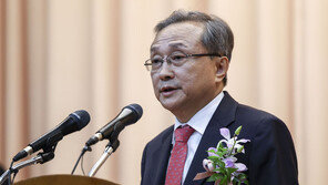 헌재 떠나는 유남석 소장 “역사의 평가 기다릴 것”