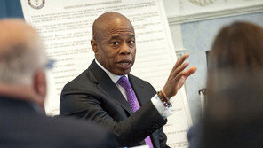 FBI, 뉴욕시장 휴대전화 압수수색…불법 선거자금 수사