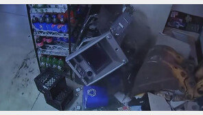 굴삭기 몰고 와 ATM 통째 훔치려다…짧은 쇠사슬에 ‘빈손’ 도주