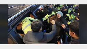 행진 중 경찰관 밀친 전장연 활동가 2명 현행범 체포