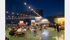 한 총리, 청년상인과 치맥… “미래세대 ‘인생 인프라’ 깔아주는 정부 될것”